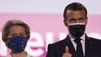 Le président français, Emmanuel Macron, et la présidente de la Commission européenne, Ursula von der Leyen, au Parlement européen, à Strasbourg (Bas-Rhin), le 9 mai 2021. (JEAN-FRANCOIS BADIAS / AFP)