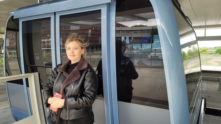 Valentine a laissé sa voiture au garage. L'étudiante en médecine gagne 20 à 25 minutes en prenant le téléphérique jusqu'à l'hôpital où elle est en stage régulier. (THOMAS GIRAUDEAU / FRANCEINO)