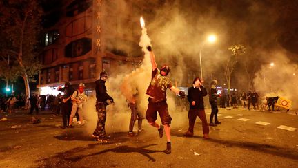 Des incidents ont été recensés dans au moins quatre autres villes de Catalogne, selon les autorités. (ALBERT GEA / REUTERS)