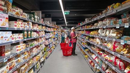 Des clients dans un supermarché, à Paris, le 14 avril 2024. (RICCARDO MILANI / HANS LUCAS / AFP)