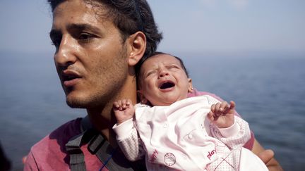 Un r&eacute;fugi&eacute; syrien d'Alep arrive &agrave; lesbos en Gr&egrave;ce le 3 septembre 2015. (? DIMITRIS MICHALAKIS / REUTERS )