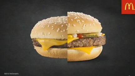 Si les burgers vendus au consommateur (&agrave; g.)&nbsp;ne sont pas aussi volumineux que sur la pub (&agrave; dr.), c'est que la bo&icirc;te destin&eacute;e &agrave; maintenir au chaud le sandwich garde la vapeur et contracte un peu le pain, assure McDonald's. (MCDONALD'S)