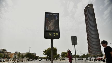 Un panneau affiche 47 °C à Séville (Espagne), le 13 juin 2022. (CRISTINA QUICLER / AFP)