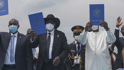 Les autorités du Soudan représentées par&nbsp;Abdel Fattah al-Burhan (à gauche), le Président du Soudan du Sud&nbsp;Salva Kiir (au centre)&nbsp;et le Président du Tchad Idriss Deby (à droite)&nbsp;tiennent une copie de l'accord de paix&nbsp;le 3 octobre 2020. (MAJAK KUANY / AFP)