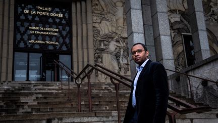 L'historien&nbsp;Pap Ndiaye,&nbsp;nouveau directeur général de l'établissement public du Palais de la Porte Dorée (qui regroupe Musée national de l'histoire de l'immigration et Aquarium tropical), pose devant les lieux le 5 mars 2021. (MARTIN BUREAU / AFP)