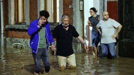 Des personnes quittent leur domicile après les violentes pluies, à Namur (Belgique), le 24 juillet 2021. (DURSUN AYDEMIR / ANADOLU AGENCY)