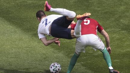 Benjamin Pavard est mal retombé après un choc avec Attila Fiola. (DMITRIY GOLUBOVICH / ANADOLU AGENCY via AFP)