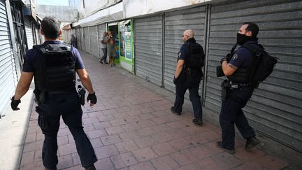 Des patrouilles de police déployées dans le quartier Pissevin à Nîmes le 22 août 2023 après la mort de Fayed, 10 ans, tué par balles dans un règlement de comptes lié au trafic de drogue. (NICOLAS TUCAT / AFP)