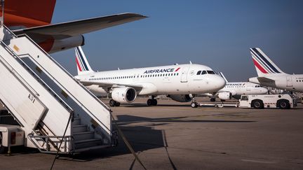 Des avions de la compagnie Air France, le 9 octobre 2018 sur le tarmac de l'aéroport de Paris-Orly. (LIONEL BONAVENTURE / AFP)