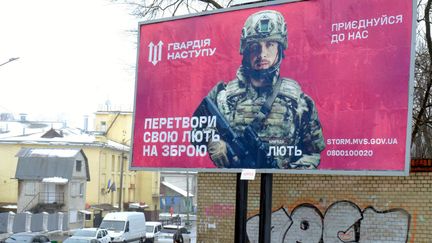 Une campagne d'affichage pour incorporer les rangs de l'armée ukrainienne, le 6 avril 2023. (MAXPPP)