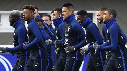 La nouvelle jeunesse de l'équipe de France : Bakayoko, Kimpembe, Tolisso, Areola, Dembele, Kurzawa et Mbappé (FRANCK FIFE / AFP)