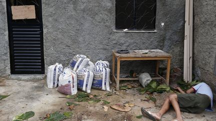 Une pancarte indiquant "A louer pour la visite du pape" est appos&eacute;e sur la porte d'une maison dans le bidonville de Manguihos &agrave; Rio de Janeiro (Br&eacute;sil), le 23 juillet 2013. (STEFANO RELLANDINI / REUTERS)