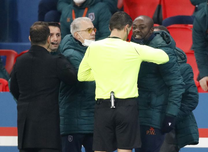 Pierre Achille Webo s'adresse à l'arbitre du match, le Roumain Ovidiu Hategan, le 8 décembre 2020 au Parc des Princes, à Paris. (CHARLES PLATIAU / REUTERS)