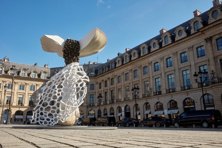 Le champignon géant de Carsten Höller, place Vendôme, durant Art Basel 2024. (PIERRE BJÖRK)