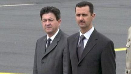 Capture d'&eacute;cran d'une photo de Ammar Abd Rabbo, montrant Jean-Luc M&eacute;lenchon et Bachar al-Assad en 2001 &agrave; Orly.&nbsp; (AMMAR ABD RABBO / FTVI)