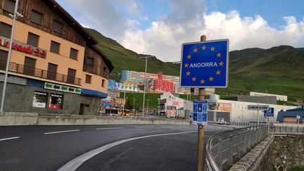 L'entrée de la Principauté d'Andorre depuis la France, le 19 novembre 2020. Photo d'illustration. (SÉBASTIEN BERRIOT / RADIO FRANCE)