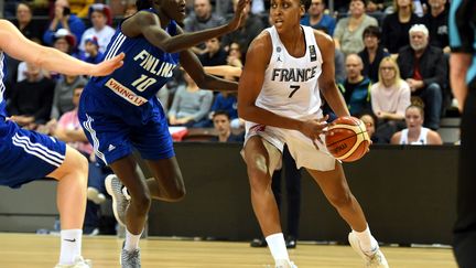 Sandrine Gruda en phase offensive contre la Finlande (NICOLAS CR?ACH / MAXPPP)