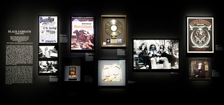 Panneau consacré au groupe britannique Black Sabbath, à l'exposition Metal à la Philharmonie de Paris. Formé à Birmingham en 1968, Black Sabbath est considéré comme l'un des groupes fondateurs et précurseurs du heavy metal. (JOACHIM BERTRAND POUR LA PHILHARMONIE DE PARIS)