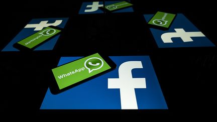 Les logos WhatsApp et Facebook. (LIONEL BONAVENTURE / AFP)