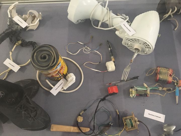 Des objets trouvés auprès des détenus de la prison.&nbsp; (MARIE CHRISTINE LAURIOL/RADIOFRANCE)