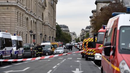 Des véhicules de polices garés près de la préfecture de police de Paris, après l'attaque au couteau qui s'est produite le 3 octobre 2019.&nbsp; (MARTIN BUREAU / AFP)