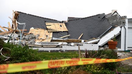 Une maison détruite après avoir été frappée par la tempête Aurore, à Plozevet&nbsp;(Finistère), le 21 octobre 2021.&nbsp; (FRED TANNEAU / AFP)