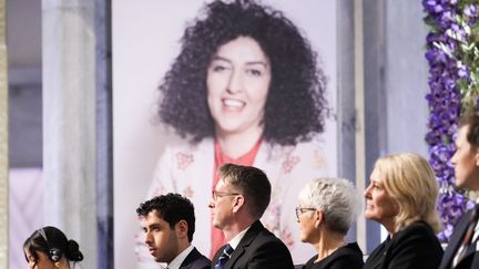 Un portrait de Narges Mohammadi lors de la cérémonie de remise du prix Nobel de la paix à Oslo (Norvège), le 10 décembre 2023. (JAVAD PARSA / NTB / AFP)