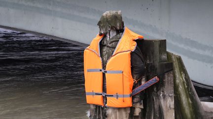 Le Zouave du pont de l'Alma, à Paris, habillé d'un gilet de sauvetage, le 4 février 2018. (FRANCOIS GUILLOT / AFP)