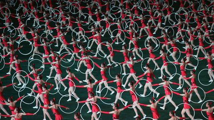 De jeunes Nord-Cor&eacute;ennes dansent avec des hula hoops &agrave; Pyongyang (Cor&eacute;e du Nord), le 22 juillet 2013. (WONG MAYE-E / AP / SIPA)