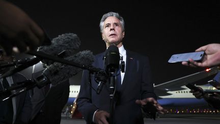 Le secrétaire d'Etat américain Antony Blinken s'adresse aux journalistes sur le tarmac de Doha, le 20 août 2024. (KEVIN MOHATT / AFP)