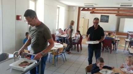 Des parents d'élèves font la distribution des repas à Senneçay (Cher), le 4 septembre 2017. (MICHEL BENOIT / RADIO FRANCE)