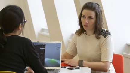 Deux personnes parlent ensemble dans leur entreprise. (VIEW PICTURES / UNIVERSAL IMAGES GROUP EDITORIAL /GETTYIMAGES)