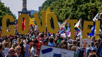 Manifestation contre l'extrême-droite et pour appeler à voter aux élections européennes, le 8 juin à Berlin. Photo d'illustration. (CARSTEN KOALL / DPA)