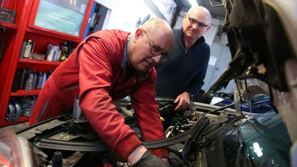 Un senior fait toujours de la mécanique à 67 ans, faute de repreneur de son garage à&nbsp;Laumesfeld (Moselle). (PIERRE HECKLER / MAXPPP)