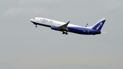 Un avion décolle de Paris vers Bucarest, avec des personnes expulsées Roumaines à son bord, le 26 août 2010. (BORIS HORVAT / AFP)