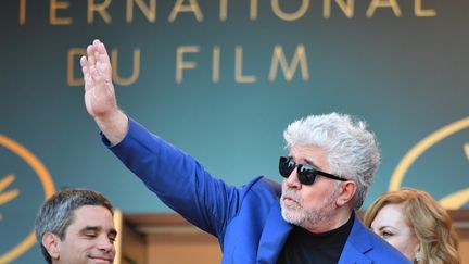 Le réalisateur espagnol Pedro Almodovar salue la Croisette depuis le haut des marches.
 (Alberto PIZZOLI / AFP)