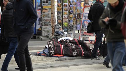 Un sans abri, à Lyon, en janvier 2017.&nbsp; (PHILIPPE DESMAZES / AFP)