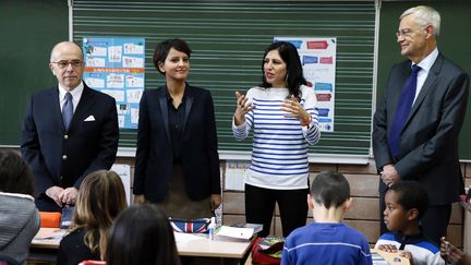 Le&nbsp;président de l'Observatoire de la laïcité, Jean-Louis Bianco (à droite), le 9 décembre 2014 à Pantin (Seine-Saint-Denis), aux côtés de la ministre de l'Education nationale et du ministre de l'Intérieur. (PATRICK KOVARIK / AFP)