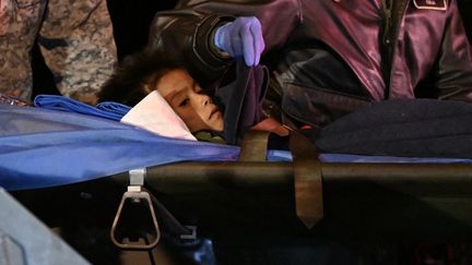 L'un des quatre enfants retrouvés dans la jungle Colombienne, lors de son évacuation par les secours, le 9 juin 2023. (JUAN BARRETO / AFP)