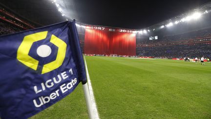 Un drapeau de corner à l'effigie du logo de la Ligue 1 de football, le 11 novembre 2022 lors du match entre Lyon et l'OGC Nice. (ROMAIN BIARD / ISPORTS)