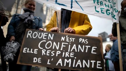 Une pancarte "Rouen n'est pas confiante, elle respire de l'amiante" tenue par un manifestant à Rouen (Seine-Maritime), le 1er octobre 2019. (LOU BENOIST / AFP)