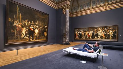 Le 10 000 000e visiteur du Rijksmuseum (Amsterdam, Pays-Bas), devant "La Ronde de nuit" de Rembrandt, le 1er juin 2017. (OLIVIER MIDDENDORP / RIJKSMUSEUM /AFP)