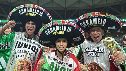 Des supporters mexicains lors du match de Coupe du monde entre l'Arabie saoudite et le Mexique au stade Lusail, le 30 novembre 2022. (MUSTAFA YALCIN / AFP)