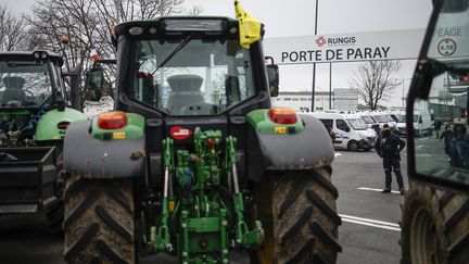 Les agriculteurs à l'entrée du marché de Rungis, 31 janvier 2024. (YOAN VALAT / EPA)