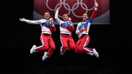 On peut concourir sous les couleurs du ROC (Russian Olympic Committee) et flotter comme une plume sur le podium avec une médaille d'or. Pas vrai les escrimeuses russes ? (FABRICE COFFRINI / AFP)