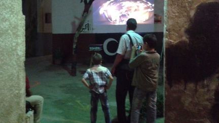 Première exposition d&#039;art vidéo dans la vieille ville de Tripoli (7 novembre 2012)
 (Akram Gana / AFP)