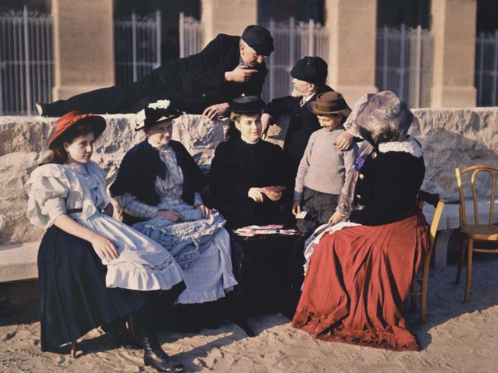 Fin d’après-midi en famille en 1910 à La Ciotat (avec Louis Lumière) - Plaque  Autochrome Lumière
 (DR)