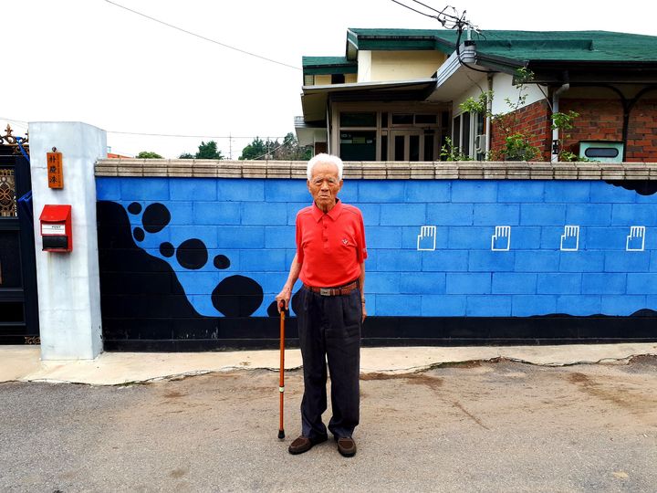 En Corée du Sud, Hong Jong Ho, 86 ans, à&nbsp;Majeong, un village situé à 6 km de la Corée du Nord, le 12 juin 2018. (BENJAMIN ILLY / FRANCEINFO)