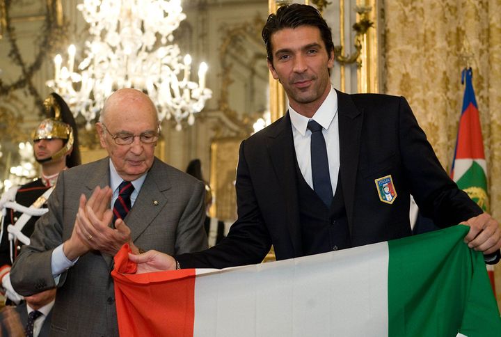 L'ancien président de la République italien,&nbsp;Giorgio Napolitano,&nbsp;et Gianluigi Buffon, le 15 novembre 2011 au Quirinale. (PAOLO GIANDOTTI / ITALIAN PRESIDENCY PRESS OFFICE / AFP)