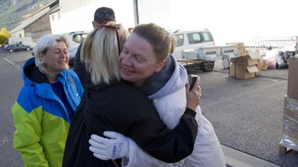 Des réfugiées ukrainiennes se serrent dans les bras lors de la préparation d'un convoi humanitaire à destination du Donbass, à L'Argentière-la-Bessée (Hautes-Alpes), le&nbsp;2 octobre&nbsp;2022.&nbsp; (THIBAUT DURAND / HANS LUCAS / AFP)